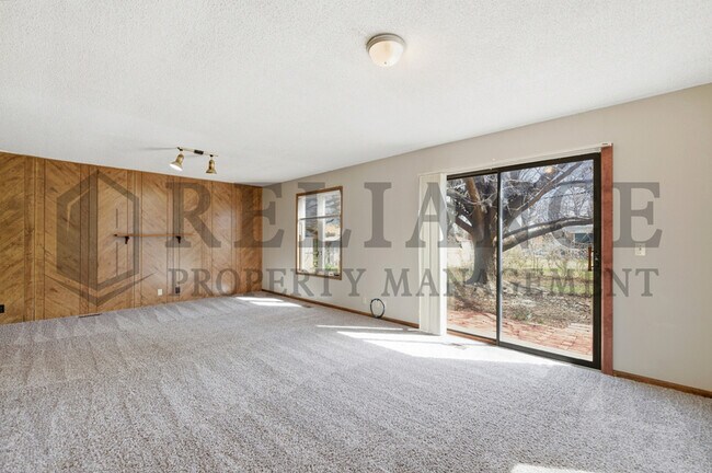 Building Photo - 2242 S Ridgewood Dr