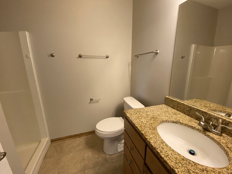 Building Photo - 2000 Meadow Ct