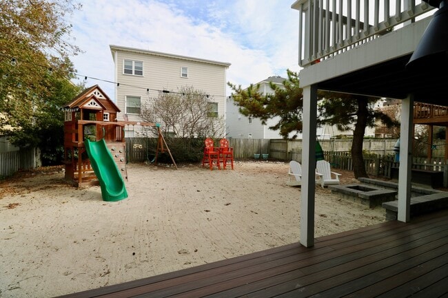 Building Photo - Beautiful Furnished Croatan Beach Home.