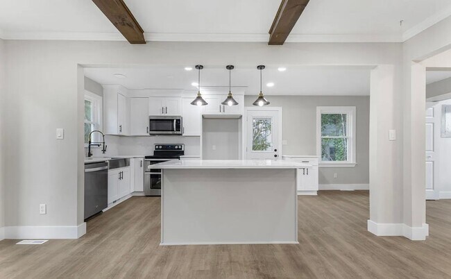 Building Photo - Move in Ready Stunning 4/3 Close To Everything In Greenville!