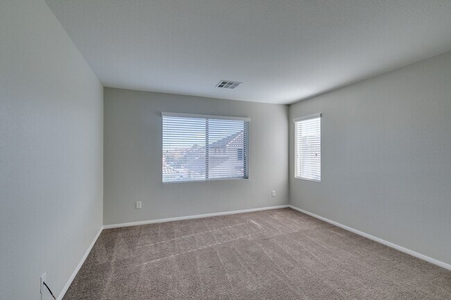 Building Photo - 3 bedroom + Den! Ready for immediate move ...
