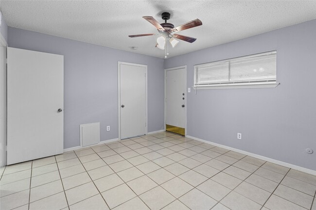 Building Photo - 1016 E Tri Oaks Ln