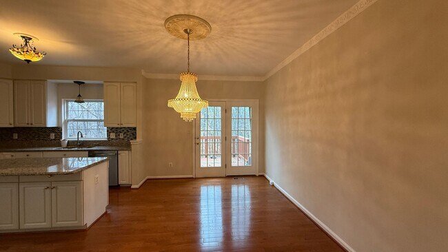 Building Photo - Three Bedroom Townhouse in River Oaks