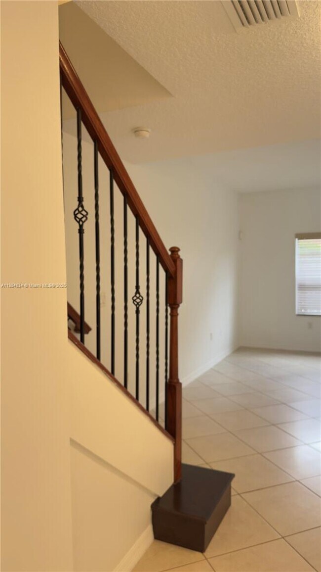 Building Photo - 924 SW 143rd Terrace