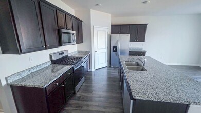 Building Photo - 3565 Bells Lk Cir