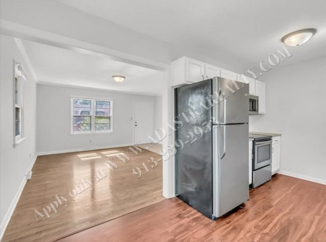 Building Photo - Updated 4 Bed 2 Bath Home in Lees Summit-C...