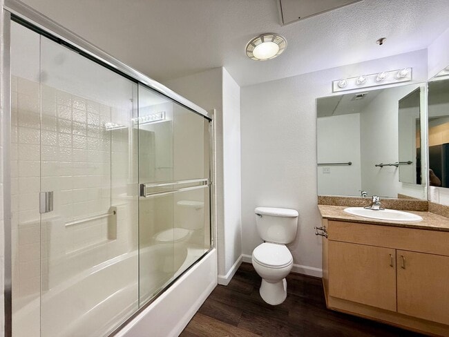 Building Photo - Beautiful One Bedroom Condo in the " Piazza Palermo." building! Pet considered!!