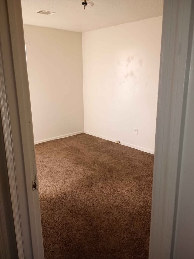 Building Photo - 705 S Van Buren St