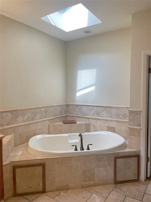 Building Photo - 806 Rock Creek Dr