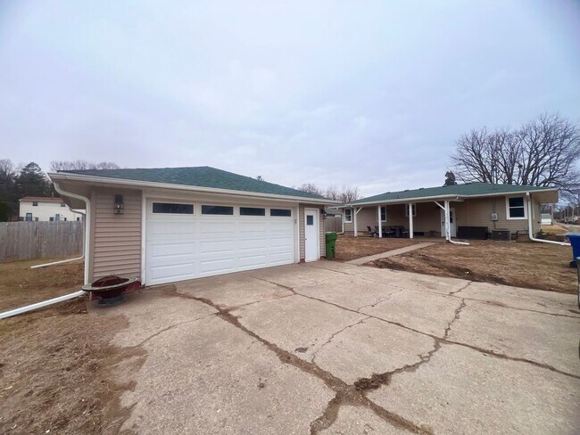 Building Photo - 3 Bedroom Home for Rent in Clinton, IA