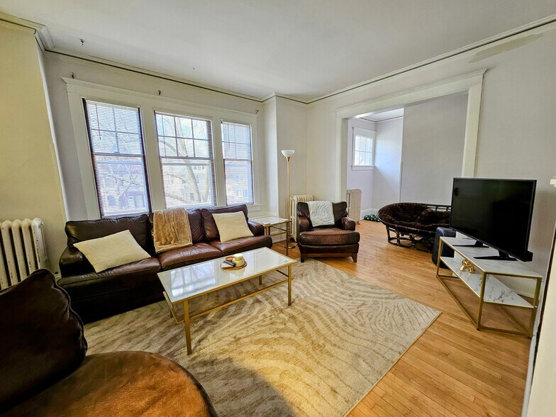 Primary Photo - 2942 N Frederick Ave