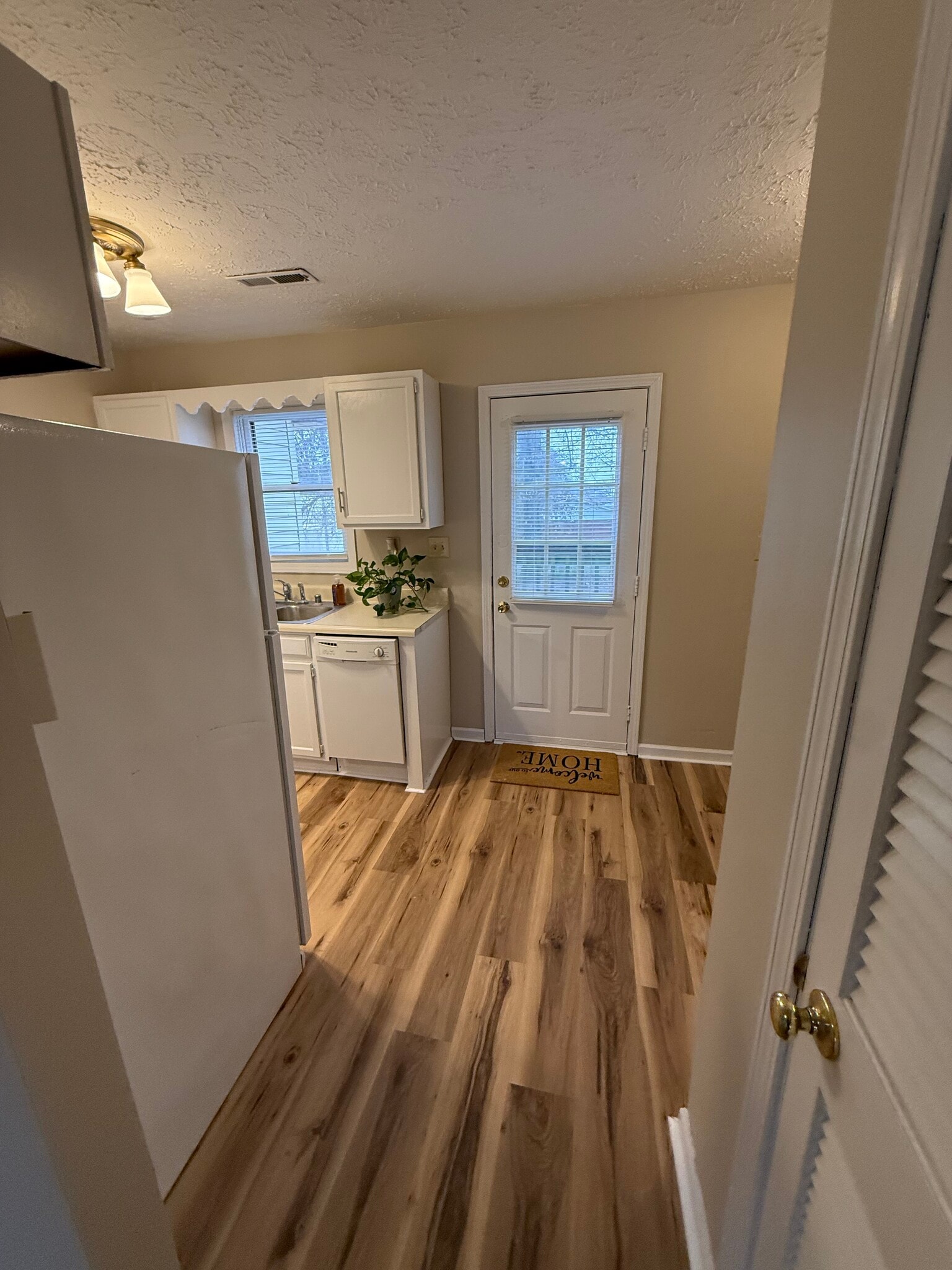 Building Photo - 719 Main St