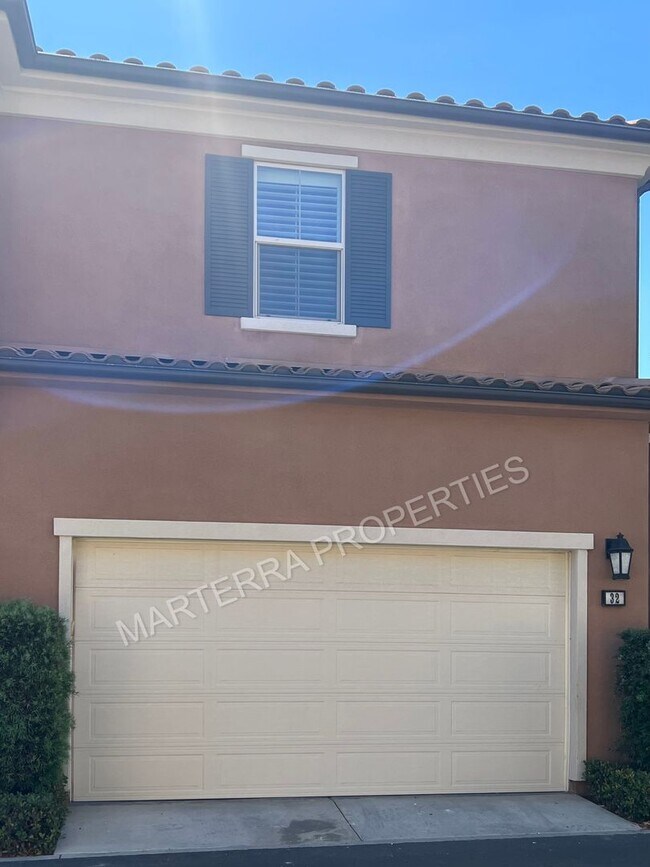 Building Photo - Beautiful 3 Bed/2.5 Bath Home in Portola S...