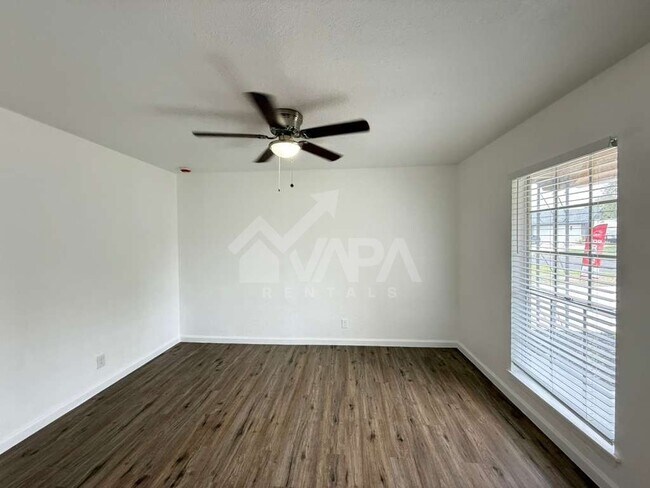 Building Photo - 5419 Lk Grv Dr