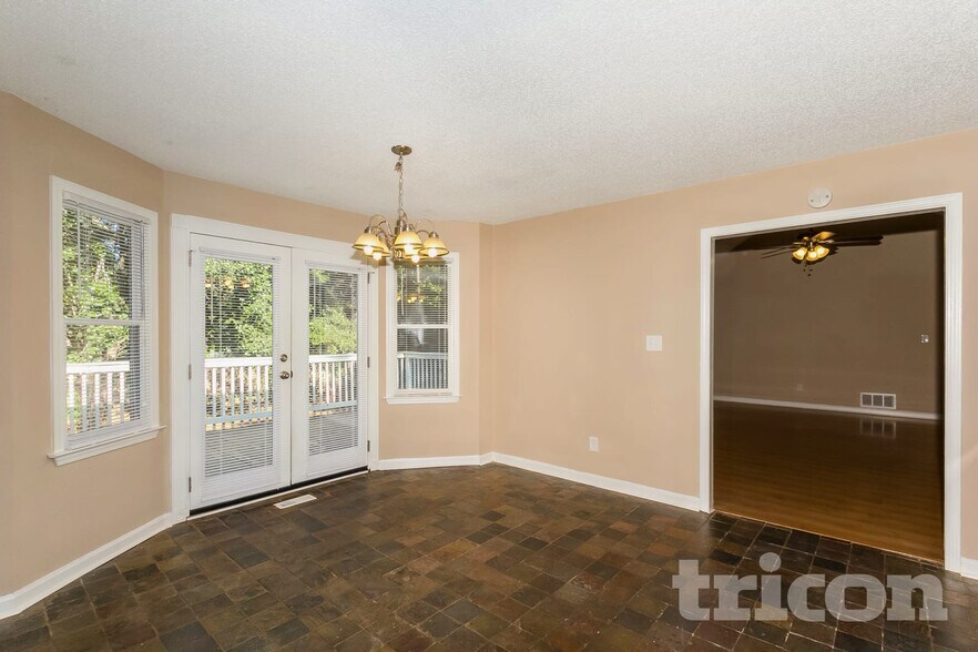 Building Photo - 2965 Windcrest Dr