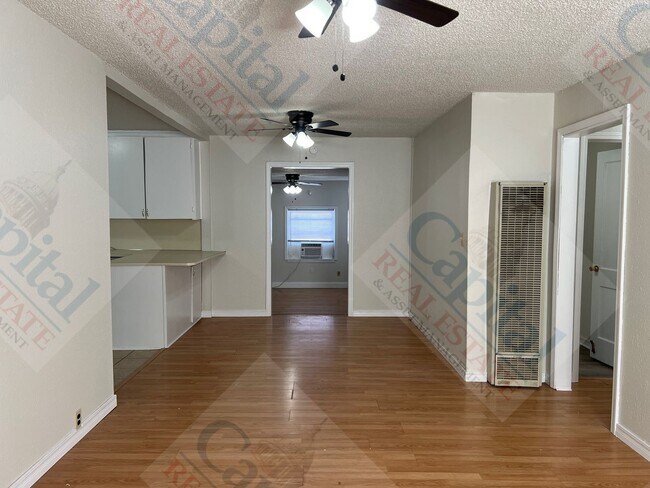 Building Photo - Cozy 2 Bedroom