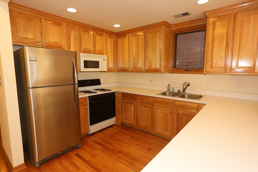 Building Photo - 824 W Buckingham Pl