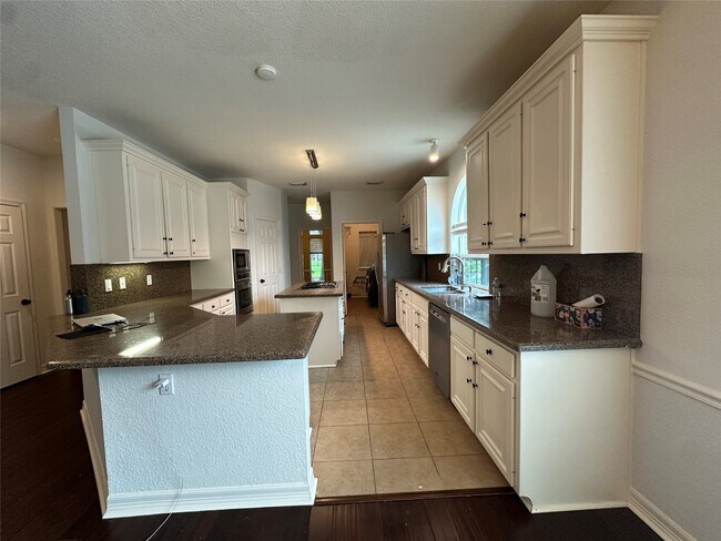 Building Photo - 3206 Oakland Dr