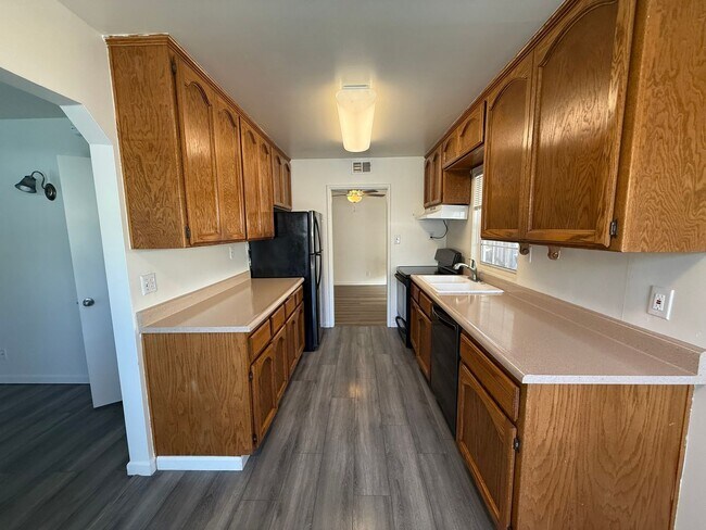 Building Photo - Cozy 2 bedroom 1 bathroom with pool!