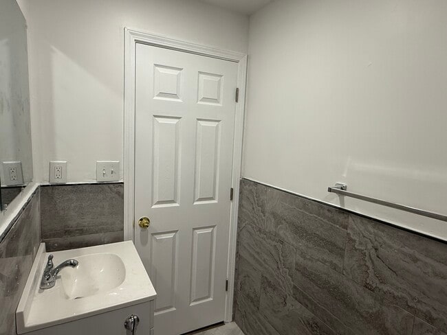 Building Photo - 242 Ophelia St