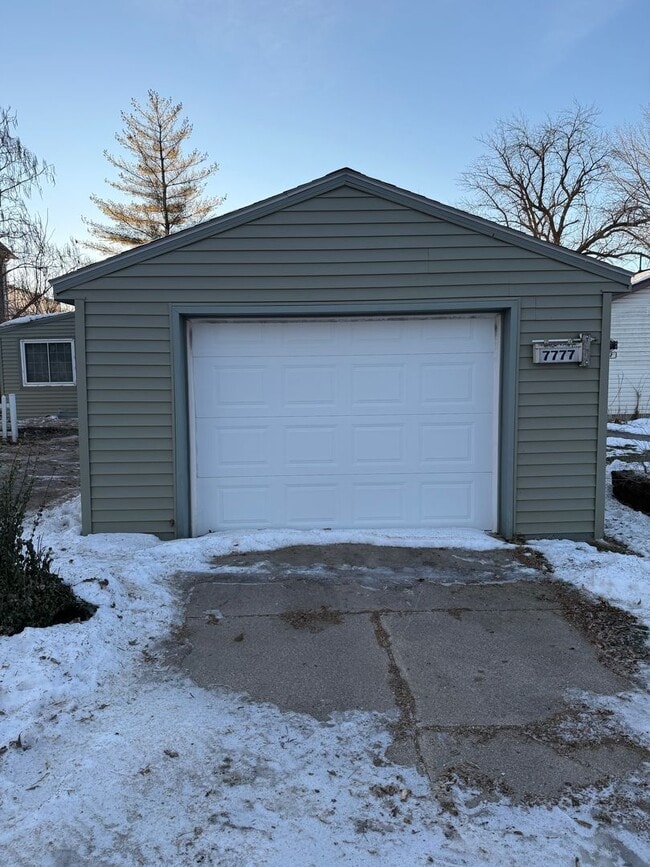 Building Photo - Lake House