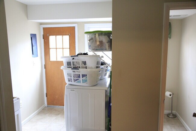 Building Photo - Spacious split level home, see today!