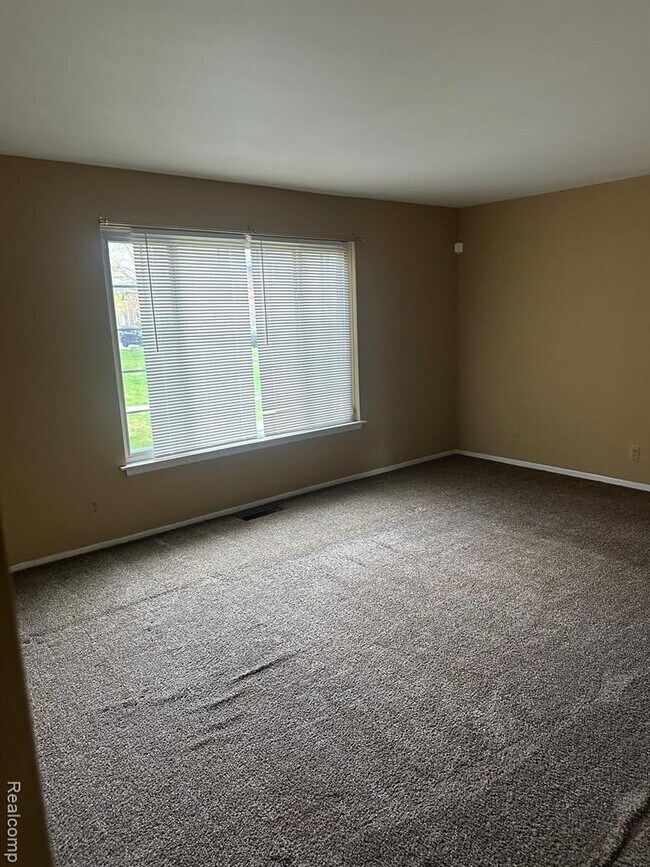 Building Photo - 25332 Shiawassee Cir