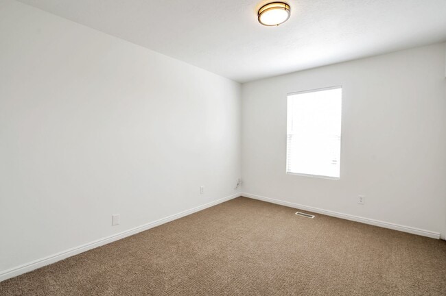 Building Photo - Newly Updated Pet Friendly 3 Bed - 2 Bath Home in Clinton - Fully Fenced Yard - Available NOW!