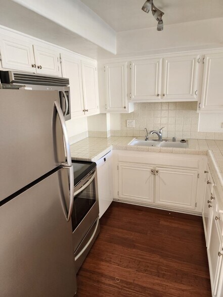 Kitchen - 4944 Cass St