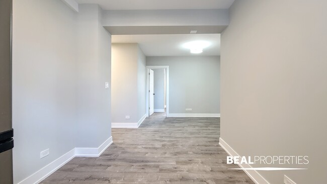 Building Photo - 505 W Belmont Ave