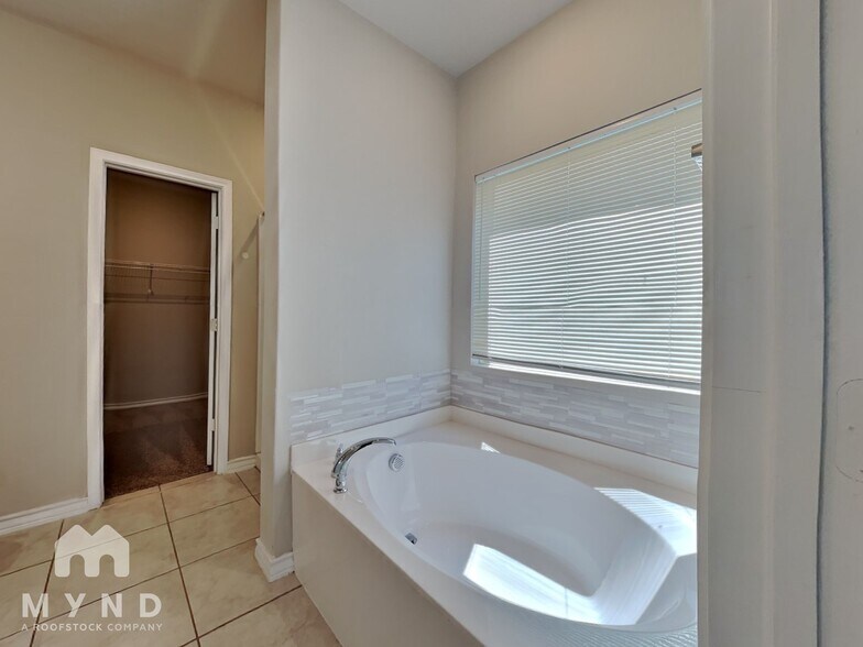 Building Photo - 6327 Sycamore Run