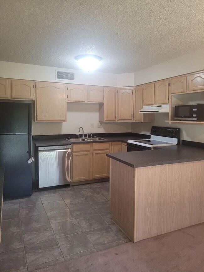 Building Photo - Golf Course Community, Condo