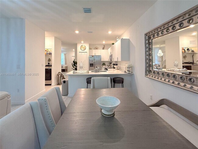 Building Photo - 1060 SE 26th Ter