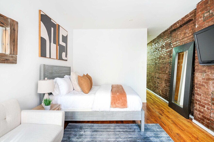 Building Photo - 240 E 26th St