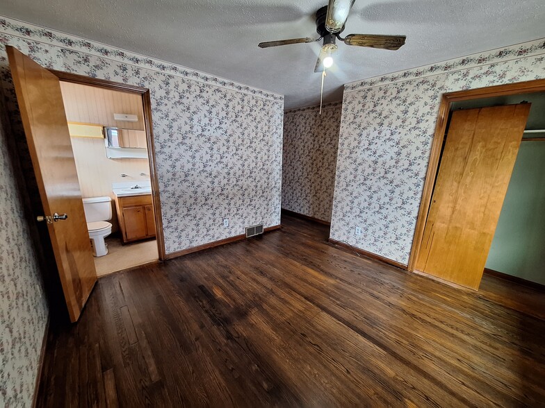 bedroom master with 1/2 bath - 5500 Sterling Dr