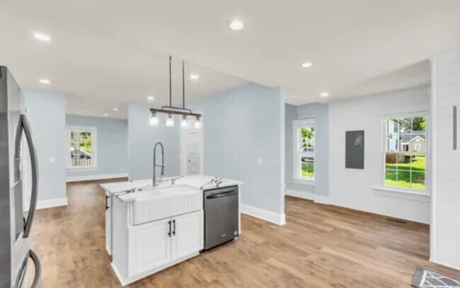 Building Photo - Gorgeous 3/2 Located 1 Block From Downtown Greenville!