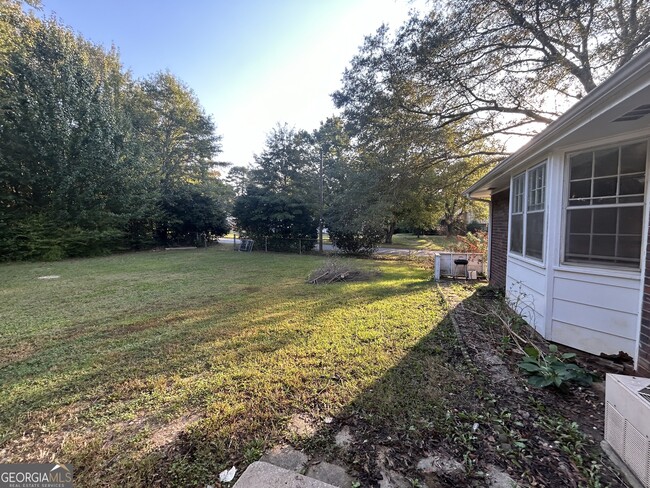 Building Photo - 2000 Forest Dr