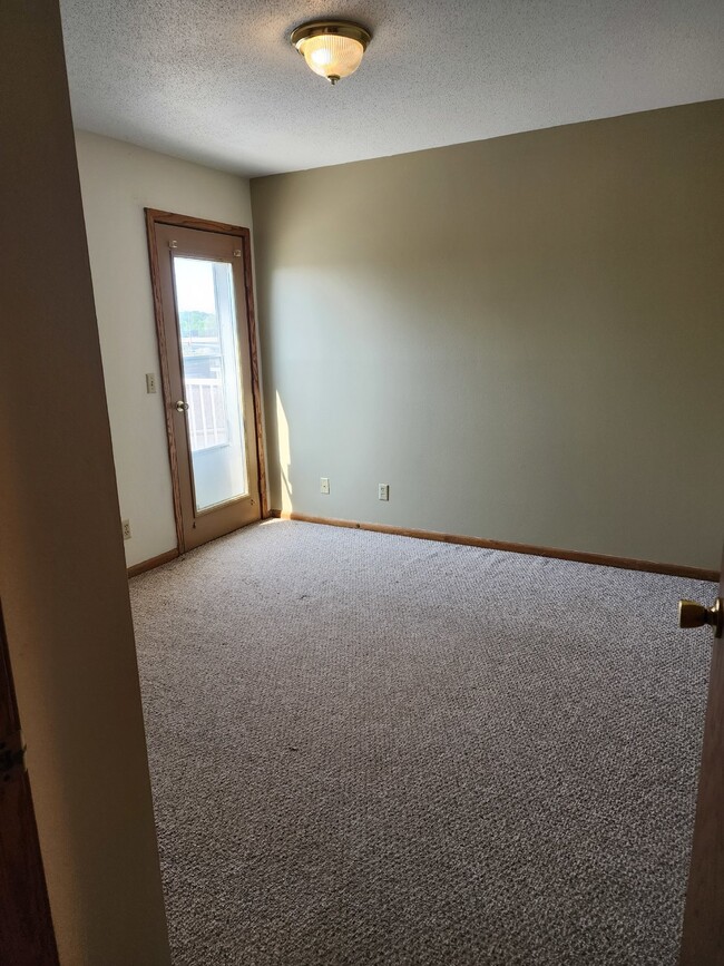 Building Photo - Large 2 Bedroom, 1 Bathroom Apartment with...