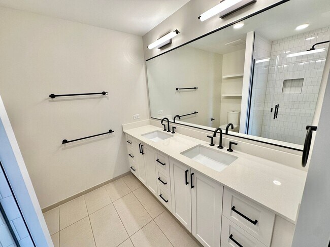 Building Photo - MOVE -IN SPECIAL-FREE RENT! Luxury 2 Bedroom, 2.5 bath Avidian Condo in Navy Yard with Parking.