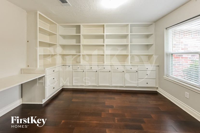 Building Photo - 6722 Woodland Oaks