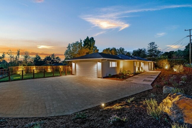 Building Photo - 880 Pinehurst Dr