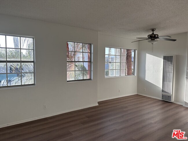 Building Photo - 138 N Mariposa Ave
