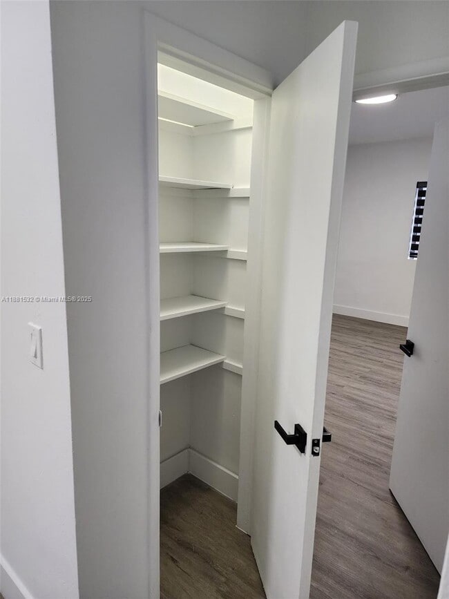 Building Photo - 2101 Normandy Dr