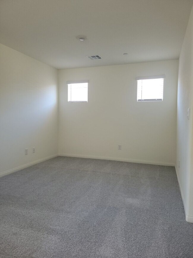 Building Photo - 414 Canary Song Dr
