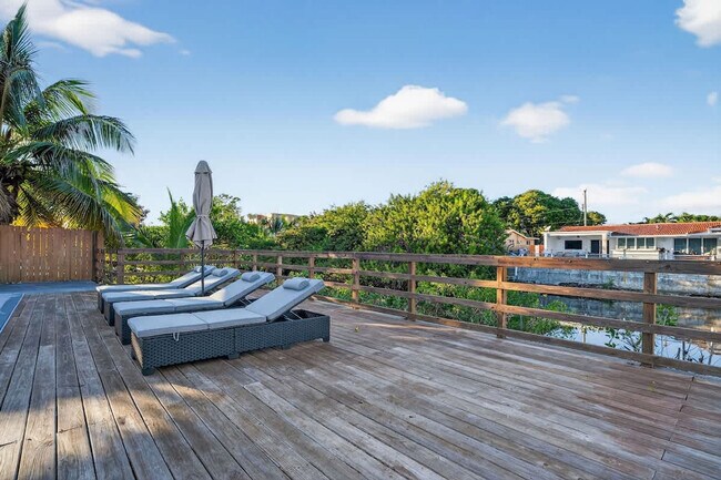 Building Photo - 2365 NE 195th St