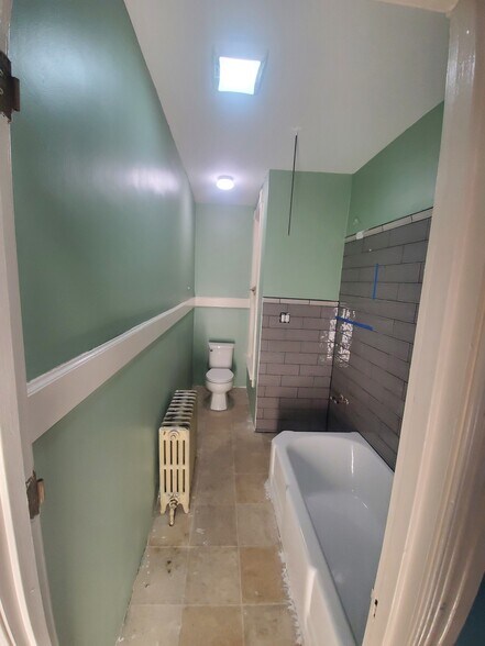 Bath Rm - 364 N York St