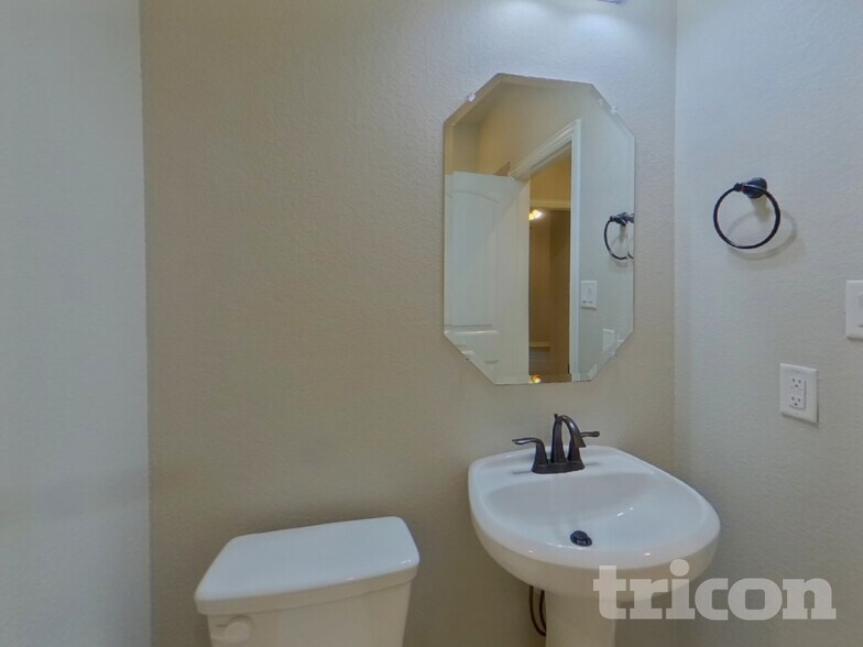 Building Photo - 1940 Gill Star Dr