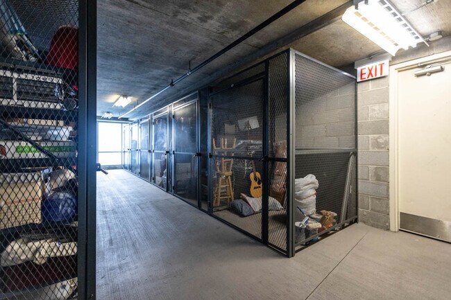 Building Photo - 933 W Van Buren St