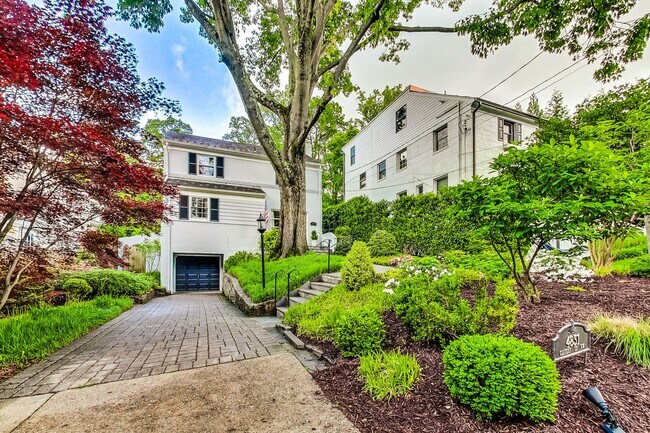 Building Photo - COMING SOON - Stunning 4 bed + 2 full & 2 1/2 bath Classic in NW DC