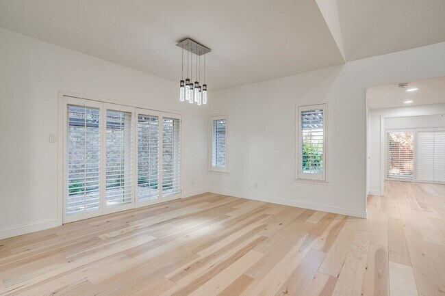 Building Photo - Easy Townhouse Living